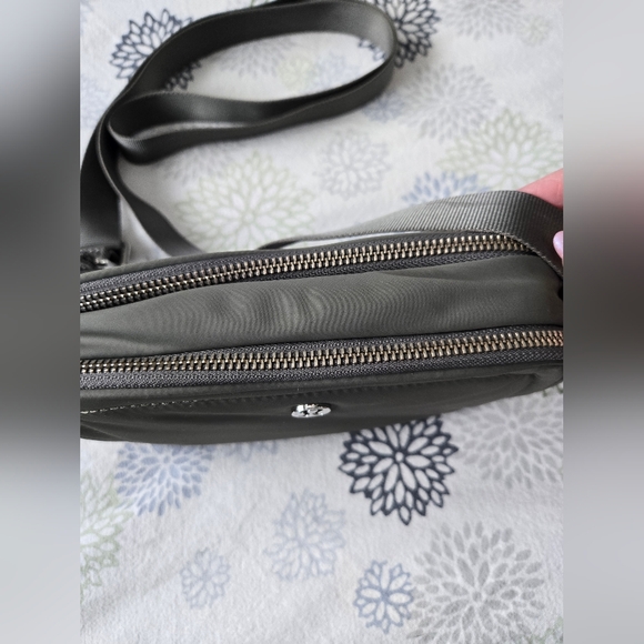 Lululemon Crossbody Camera Bag 2L Green Sage - Picture 6 of 10